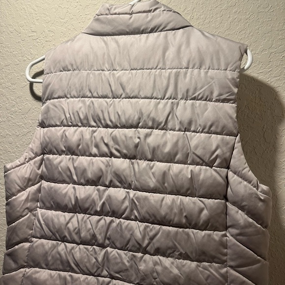 GAP Recycled Lightweight Quilted Puffer Vest Beige Women’s Medium Zip + Snap - Picture 9 of 12